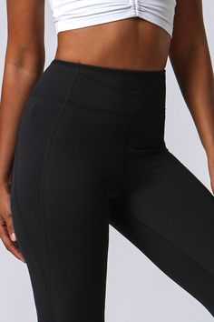 La conception bootcut contribue à un look épuré et montre la meilleure forme du corps qui conduit à une confiance inébranlable. La fonction évasée classique ajoute une touche élégante à ces leggings d'entraînement pour femmes. Complet avec des poches intérieures dissimulées pour transporter tous les essentiels. La taille haute couvre votre cœur, reste lisse sous les hauts et ne s'enfonce pas. S'adapte comme une seconde peau - Parfaitement adapté pour le yoga, la gym ou au quotidien.

Caractérist Design Help, Second Skin, Workout Leggings, Flare Pants, Moisture Wicking, High Waisted, Spandex, Yoga, Leggings