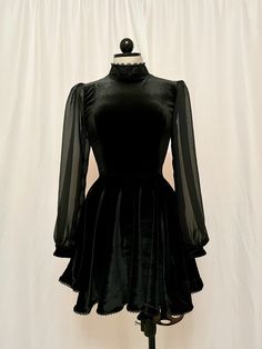 Vintage inspired velvet dress with chiffon sleeves. Dress With Chiffon Sleeves, Halloween Mode, Fair Outfits, Chiffon Sleeves, Goth Dress, Black Velvet Dress, Fashion Attire, Halloween Fashion, Mode Inspo