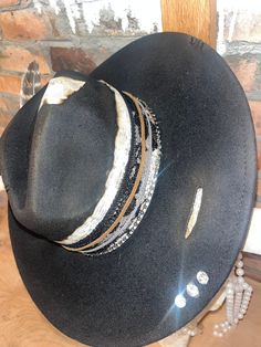 Burnt Hats, Girls Crafts, Cowboy Hat Design, Country Glam, Rhinestone Cowgirl, Hat Bar, Glam Boho, Dope Hats, Painted Hats