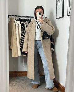 Zara Coats Women Outfit, Long Beige Coat Outfit, 23 Year Old Outfits, Beige Coat Outfit Classy, Beige Coat Outfit Winter, Zara Coats Women, Longline Coat Outfits, Cute Christmas Outfit Ideas