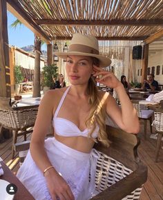 Vacay Lookbook, School Of Affluence, Pictures At Night, Anna Bey, Jetset Babe, Classy Feminine, Living Paycheck To Paycheck, Interesting Outfits, Elegant Cocktail Dress