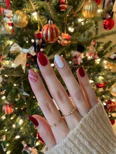 Candy Cane Nails, December Nails, Red Christmas Nails, Cute Christmas Nails, Christmas Nails Easy, Christmas Gel Nails, Nail Candy, Colorful Nails, Festival Nails