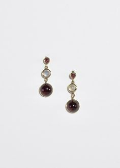 Vintage gold vermeil earrings with cascading circle moonstone and garnet cabochons, pierced. Stamped 925. Material: Gold vermeil, sterling silver, garnet, moonstone. We recommend storing in a dry place and periodic polishing with a cloth.