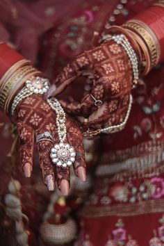 mehndi Engagement Nails, Natural Nail Designs, Full Hand Mehndi, Latest Henna Designs, Bridal Nail Art, Engagement Mehndi Designs, Wedding Henna, Stylish Mehndi Designs