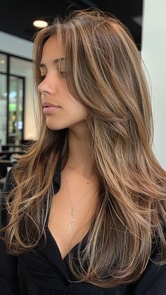 Hair Highlights For Medium Hair, Brown Highlights With Curtain Bangs, Chestnut Blonde Balayage, Blond Babylights On Brown Hair, Brunette Hair With Balayage Highlights, Highlights And Layers Brown Hair, Brown People With Blonde Hair, Light Brown Hair With Extensions, Brown Old Money Hair