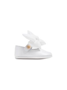 white leather bow detailing gold-tone hardware logo-debossed button side touch-strap fastening round toe branded leather insole flat leather sole Hardware Logo, Leather Bow, Ballerina Shoes, Leather Bows, Shoes White, White Leather, Girls Shoes, Fashion Branding, Gold Tones