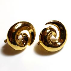 Vintage signed M&S (by Marks & Spencer) clip on earrings. Shiny gold tone earrings have a shape of comma.   Metal: gold tone metal Mark: M%S Brand: Marks & Spencer Measures: 25 x 22 mm (1 x 0.87 inch)  Condition: excellent wearable condition, like new Formal Gold Brass Clip-on Earrings, Gold-tone Round Clip-on Earrings For Formal Occasions, Gold-tone Clip-on Earrings For Formal Occasions, Gold-tone Round Clip-on Earrings For Formal Events, Gold-tone Brass Clip-on Earrings For Formal Occasions, Gold Metal Clip-on Earrings For Anniversary, Vintage Yellow Gold Plated Clip-on Earrings, Vintage Gold Plated Clip-on Earrings For Formal Occasions, Formal Gold Plated Clip-on Earrings