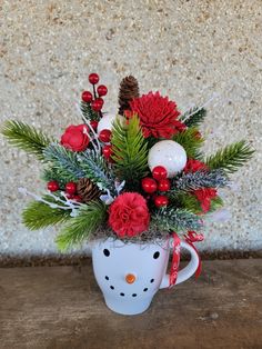 #Christmas #woodflowers #Christmasgifts Cup Decoration Ideas Coffee Mugs, Coffee Mug Floral Arrangement, Coffee Mug Centerpiece Ideas, Mug Flower Arrangements, Evergreen Centerpieces, Xmas Arrangements, Sand Creations, Christmas Floral Arrangements Diy, Christmas Centrepiece