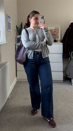 casual jeans outfit, everyday jeans outfit, easy midsize outfit idea Black Jeans Outfit Midsize, Old Money Aesthetic Midsize, Stove Pipe Jeans Outfit, Mid Sized Summer Outfits, Meeting Boyfriends Parents Outfit, Style Inspiration Mid Size, Midsize Going Out Outfit, Outfit Midsize Girl