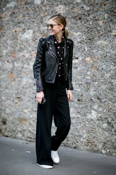 Day 1 | Model Street Style at Paris Fashion Week Fall 2016 | POPSUGAR Fashion Photo 257 Winter Palazzo Pants Outfit, Pfw Street Style, Black Palazzo Pants, Fun Outfits, Walking Down The Street, Pants Outfit Casual, Glad Rags, Outfit Trends, Autumn Street Style