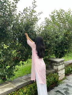 Pink Kurti Aesthetic, Desi Girl Aesthetic Kurti, Pink Kurti Outfit, Kurti Aesthetics, Pink Desi Aesthetic, Kurti Pics, Kurti Girl, Kashmir Aesthetic, Kurti Aesthetic