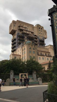 disney tower of terror Walt Disney Studios Paris, Hollywood Tower Of Terror, Hollywood Tower Hotel, Paris Tower, Disneyland Rides, Hollywood Tower, Disneyland Photos, Disney Photo Ideas