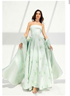 #beautiful #luxurydress #eveninggown #dubaifashion #regal #weddinggown #dress #gown #wedding Taiwanese Wedding, Green Formal Dresses, Gowns Dresses Elegant, Classy Prom Dresses, Korean Fashion Dress, Green Bridesmaid Dresses, Classic Wedding Dress, Pretty Prom Dresses, Gala Dresses