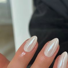 Gel Nails Ideas Chrome, Summer Wedding Nails Bridesmaid, Nude Chrome Nails Almond, Milky Chrome Nails, Hen Do Nails, Vanilla Chrome Nails, Summer Nails Chrome, Vanilla Nails, Chrome Nail Colors