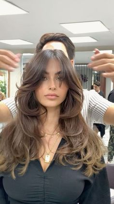 Dramatic Hairstyles, Latina Hair Color Ideas, Pretty Hair Cuts, Hairstyles For All Hair Types, Latina Hair, Haircut Inspo, Blonde Wavy Hair, Brown Hair Inspo, Layered Haircuts For Medium Hair