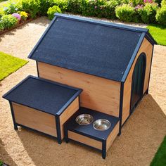 an elevated dog house with two bowls on the outside and one in the inside area