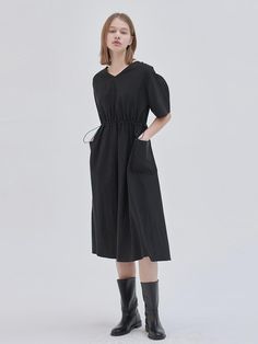 This is NILBY P’s refreshing dress. It's a casual yet feminine item with soft curved lines on the sleeves and a casual string detail at the waist. The waist string allows for size adjustment according to preference. It pairs well with various outerwear such as jackets, denim, blousons, and leather items, making it highly versatile.- Ideal for daily wear- Can be styled with different looks- Enhanced usability with side pockets Casual Drawstring Dresses For Work, Casual Midi Dress With Drawstring For Daywear, Spring Knee-length Drawstring Midi Dress, Spring Knee-length Midi Dress With Drawstring, Elegant Midi Dress With Drawstring, Casual Midi Dress With Drawstring, Chic Midi-length Dress With Drawstring, Black Midi Dress With Gathered Waist For Work, Casual Black Midi Dress With Gathered Waist