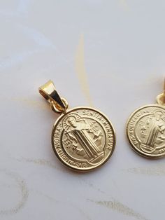 ✨FOR MORE DESIGNS VISIT: www.etsy.com/shop/AdalunaMX 14k laminated gold Matte finished (not glossy) Round medal Surely you wonder what is gold filled gold and what is its difference with the gold bath? o Why is gold filled more expensive than a gold plating? Here we explain what it is and what the difference is. Goldfilled 14K (14/20 karat) also known as laminated gold, heavy gold or layered gold, is composed of a metal base (iron, brass or copper for jewelry) to which 14 karat gold sheets are s 14k Gold Coin Shaped Jewelry, Gold Sterling Silver Pendant Charms, Gold Plated Pendant Charms, Gold Medallion Charm Necklace Stamped 14k, Gold Pendant Charms In 14k Gold Filled, Gold Pendant Charms In 14k Gold, Nickel Free Yellow Gold Plated Charm Necklaces, Gold Round Pendant Charms That Are Tarnish Resistant, Yellow Gold Coin Shaped Jewelry With Charms