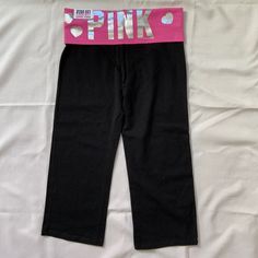 Pink Cropped Pants With Silver Prints Size S 87% Cotton, 13% Spandex Pink Sweat, Pink Sweatpants, Pink Yoga Pants, Black Yoga, Yoga Capris, Pink Victoria Secret, Crop Pants, Active Wear Leggings, Secret Pants