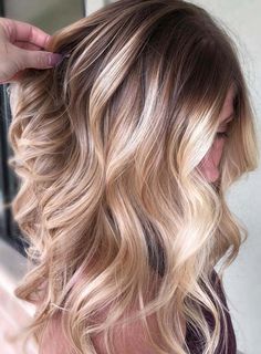 In this post, we have created a list of most beautiful and gorgeous shades of rooted blonde balayage hair colors and highlights for best hair looks right now. Blond Hairstyles, Warm Balayage, Blonde Balayage Highlights, Blond Balayage, Ash Blonde Hair, Hair Color Shades, Peinados Fáciles Para Cabello Corto, Ombre Hair Color