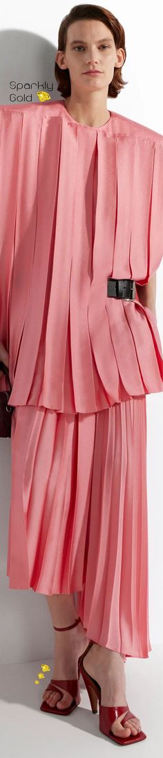 #StellaMcCartney #PreFall2025 #Collection2025 #Runway #SparklyGold #HauteCouture #Fashion Pink Shades, Chic Pink, Pink Fashion