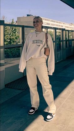 Beige Crewneck Outfit, Aesthetic Outfits Sweatpants, Cargo Pants Outfit Fall, White Sweatshirt Outfit, Beige Cargo Pants Outfit, Sport Pants Outfit, White Hoodie Outfit, Outfit Sweatpants