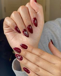 Christmas Dark Red Nails, Natural Nails Tan Skin, Merlot Nails Design, Nail Inspo Maroon, Kutek Maroon, Nail Art Red Wine, Burgundy Almond Nails Design, Nailart Merah Maroon, Maroon Red Nails