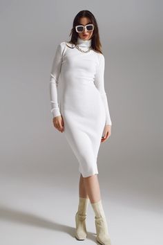 Emana sofisticación y comodidad con nuestro vestido midi ajustado de punto con cuello de tortuga en blanco. Confeccionado con cariño a partir de una rica mezcla de 40 % viscosa, 30 % poliéster y 30 % nailon, este vestido encarna suavidad y elasticidad en su diseño de punto acanalado. El escote de cuello alto, junto con sus mangas largas, garantiza que usted permanezca cómodo y, al mismo tiempo, hace una declaración de estilo en los días más fríos. El corte ajustado de este vestido está confeccio White Bodycon Dress Outfit Casual, White Chic, Knitted Bodycon Dress, Body Dress, Knitted Dress, Shades Of White, Bodycon Midi, Bottom Clothes, Fit Style