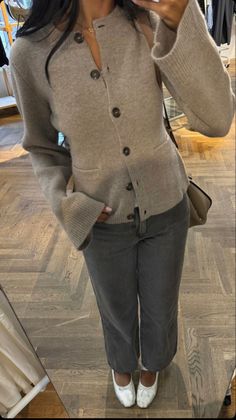 @the.so.ciety on instagram Outfits Ideas Minimalist, Winter Outfits Sophisticated, Cashmere Tank Top Outfit, Fall Outfits Scarves, Scoop Neck Sweater Outfit, Lounge Day Outfit, Hair Up Work Outfit, Neutral Everyday Outfit, Simple Chic Fall Outfits