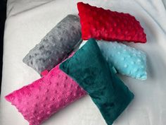 This is a pillow to attach to the seatbelt when you've had a surgery. It helps aleve the pressure of the seatbelt against your chest. Made with very soft Minky material. Mastectomy Pillow, Seat Belt Pillow, Perfect Pillow, A Pillow, Seat Belt, Pillow Cushion, Surgery, Bed Pillows, Etsy Accessories