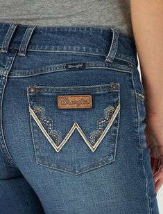 A BOOTCUT BRIMMING WITH RETRO VIBES Mae places a contemporary twist on our cowgirl cool aesthetic. All Wrangler® jeans for women are designed to accentuate your best assets, but our women's Retro® jeans go above and beyond. Wrangler® Retro® jeans pay tribute to our Western heritage with the iconic details you know and love, including the leather patch and authentic W stitching on the back pockets. Plus, these women's bootcut jeans come with a figure-flattering, mid-rise fit that's truly versatil Kimes Ranch Jeans, Wrangler Jeans Women's, Cute Western Outfits, Cowgirl Jeans, Cool Aesthetic, Cute Country Outfits, Looks Country, Retro Jeans, Womens Jeans Bootcut