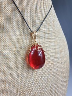 Deep Red amber pendant. Perfect stunning ruby red teardrop shape. Gold plated pendant (with stamping-hallmark). High quality. Teardrop shape elegant pendant. All natural parts, not plastic. Weight: 14.00 gr Pendant size: 5.5 x 2.6 cm MATCHING Earrings: https://www.etsy.com/uk/listing/912802337/ruby-red-amber-earrings-gold-plated?ref=shop_home_active_4&frs=1 This item was made of natural Baltic Amber. All the amber used in my jewelry is collected in my home country Lithuania. I sell only genu Formal Jewelry With Cabochon Teardrop Pendant, Elegant Handmade Teardrop Pendant Drop, Cabochon Drop Jewelry For Gifts, Drop Shaped Cabochon Jewelry For Anniversary, Amber Drop Jewelry For Jewelry Making, Oval Gemstone Drop Necklace As Gift, Elegant Handmade Drop Earrings As Gift, Red Drop Necklaces For Formal Occasions, Elegant Handmade Drop Gift