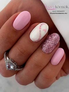 pink nails with glitter Love Nails Design, Pink Nails With Glitter, Valentine Nails Pink, Short Pink Nails, Vday Nails, Nails With Glitter, Glitter Accent Nails, Heart Nail Designs, Pink Glitter Nails