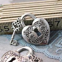 Skeleton Key Tattoo, Key Crafts, Angel Wings Jewelry, Scrapbooking Wedding, Old Keys, Keys Wedding, Key Jewelry