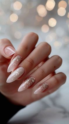 Новогодний маникюр 2025 New Years Eve Nails Ideas, New Years Eve Nail Art, New Years Eve Nail, Sparkly Christmas Nails, Ombre Nail Ideas, Wedding Nail Designs, Silk Wrap Nails, Black Nails With Glitter, New Years Nail Designs