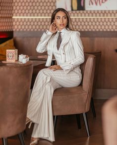 Women Suit And Tie, Female Modeling Poses, Nice Suits, Office Attire Women, Woman Suit, Office Casual Outfit, Pant Suits, Professional Office