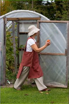 Vintage Linen Apron, Gardening Clothes Style, Overall Apron, Gardening Aesthetic Outfit, Gardencore Outfit, Cute Gardening Outfits, Gardener Apron, Gardener Outfit, Gardening Dress