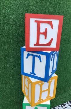 the letters e, t, and f are stacked on top of each other