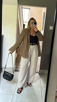 Carys Whittaker 🇬🇧 (@carys.whittaker) • fotos e vídeos do Instagram Midsize Summer Business Casual Outfits, Fall Work Outfits Midsize Women, Midsize Workwear Women, Colorful Work Outfits Plus Size, Mid Size Trousers Outfit, Summer Corporate Outfits Plus Size, Curve Work Outfit, Midsize Smart Casual, Office Outfits Midsize