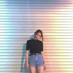 The outfit, the hair, the background - everything screams simplicity. I especially want to pay attention to the opalescent lighting that somehow highlights the main subject of the photo Look 80s, Mode Ulzzang, Mode Hippie, Shorts Outfit, New Rock, Instagram Outfits, 가을 패션, Fashion Mode