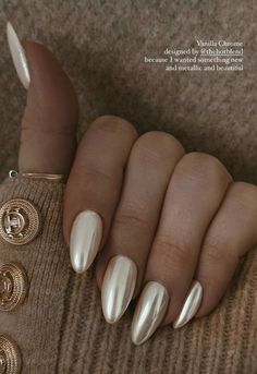 Best Nails For Gold Ring, Vanilla Chrome Almond Nails, Beige Wedding Nails For Bride, Off White Nails With Chrome, Velvet Gold Nails, Cream Nails With Chrome, Fall Chrome Nails Almond, Vacation Neutral Nails, Wedding Chrome Nails For Bride