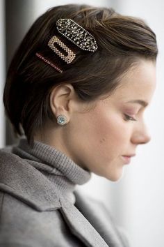 Hair, Face, Hairstyle, Headpiece, Hair accessory, Forehead, Chin, Head, Ear, Eyebrow, Short Hair Accessories, Hair Arrange, Pixie Hair, Penteado Cabelo Curto, Hair Envy, Pixie Hairstyles, Hair Pin, Hair Barrettes, Layered Hair