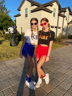 Preppy Bestie Halloween Costumes, Girls Duo Halloween Costumes Matching, Best Dynamic Duo Costumes, Duo Halloween Costumes Cowgirl, Hollaween Duo Costumes, Iconic Duos For Halloween, Preppy Duo Costumes, Halloween Costumes Duo Friends Cute Easy, Dynamic Duo Costumes Best Friends