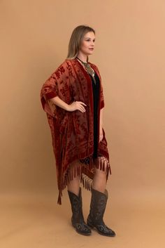 Tap into the trend with our bestselling Velvet Mesh Tapestry Kimono, embodying western style with a trendy twist. It's the ultimate kimono for those who adore a touch of the wild west in their fashion staples. Western Kimono, Boho Plus Size Outfits, Kimono Ideas, Moroccan Oil Hair, Kimono Kaftan, Fashion Staples, Velvet Kimono, Fringe Kimono, Kimono Sweater