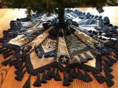 a christmas tree skirt made out of old jeans and fringes on a wooden table