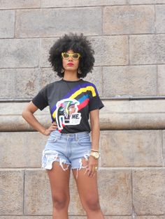 afro hair, curly hair, hot pants, t shirt, accessories, cute yellow sunglasses, fashion, street style Melody Ehsani, Afro Natural, Essence Festival, Look Jean, Yellow Sunglasses, Tee Shorts, Afro Style, Afro Punk