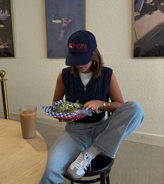 Thrifted Fits Vintage, Outfit With Cap For Women Casual, Short Sleeve Sweater Outfit, Hat Street Style, Adidas Jeans, Samba Outfit, Look Office, Tomboy Chic, Outfit Check