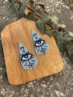 Soft blue evil eye beaded fringe earrings seed bead earrings dangle boho earrings chandelier earrings native bead earrings evening earrings ♥𝑇ℎ𝑒 𝑝𝑎𝑡𝑡𝑒𝑟𝑛 𝑜𝑓 𝑡ℎ𝑖𝑠 𝑒𝑎𝑟𝑟𝑖𝑛𝑔 𝑖𝑠 𝑐𝑟𝑒𝑎𝑡𝑒𝑑 𝑏𝑦 𝐾𝑎𝑍𝑒𝐵𝑒𝑎𝑑𝐽𝑒𝑤𝑒𝑙𝑟𝑦 ♥𝑀𝑎𝑑𝑒 𝑢𝑠𝑖𝑛𝑔 𝑓𝑟𝑒𝑒ℎ𝑎𝑛𝑑 𝑏𝑒𝑎𝑑𝑖𝑛𝑔 𝑤𝑜𝑣𝑒𝑛 𝑡𝑒𝑐ℎ𝑛𝑖𝑞𝑢𝑒𝑠 𝑤𝑖𝑡ℎ 𝑠𝑡𝑟𝑜𝑛𝑔 𝑠𝑦𝑛𝑡ℎ𝑒𝑡𝑖𝑐 𝑡ℎ𝑟𝑒𝑎𝑑. ♥𝑇ℎ𝑒 𝑠𝑖𝑧𝑒 𝑜𝑓 𝑡ℎ𝑒 𝑠𝑒𝑒𝑑 𝑏𝑒𝑎𝑑𝑠 𝑢𝑠𝑒𝑑 𝑖𝑠 2 𝑚𝑖𝑙𝑙𝑖𝑚𝑒𝑡𝑒𝑟𝑠 𝑎𝑛𝑑 𝑏𝑒𝑎𝑑𝑠 𝑎𝑟𝑒 ℎ𝑖𝑔ℎ 𝑞𝑢𝑎𝑙𝑖𝑓𝑖𝑒𝑑. ♥𝐴𝑙𝑙 𝑡ℎ𝑒 ℎ𝑜𝑜𝑘𝑠 𝑢𝑠𝑒𝑑 𝑖𝑛 𝑜𝑢𝑟 𝑗𝑒𝑤𝑒𝑙𝑟𝑦 𝑎𝑟𝑒 24 𝑘 𝑔𝑜𝑙𝑑 𝑝𝑙𝑎𝑡𝑒𝑑 𝑎𝑛𝑑 ℎ𝑦𝑝𝑜𝑎𝑙𝑙𝑒𝑟𝑔𝑒𝑛𝑖𝑐. ♥𝑇ℎ𝑒𝑠𝑒 𝑎𝑟𝑒 𝑣𝑒𝑟𝑦 𝑙𝑖𝑔ℎ𝑡 𝑒𝑎𝑟𝑟𝑖𝑛𝑔𝑠 𝑡ℎ𝑎𝑡 𝑦𝑜𝑢 𝑐𝑎𝑛 𝑤𝑒𝑎𝑟 𝑎𝑙𝑙 𝑑𝑎𝑦 𝑤𝑖𝑡ℎ𝑜𝑢𝑡 ℎ𝑢𝑟𝑡𝑖𝑛𝑔 𝑦𝑜𝑢𝑟 𝑒𝑎𝑟! The on Nordic Beaded Earrings, Bohemian Evil Eye Dangle Jewelry, Evil Eye Beaded Earrings, Seed Bead Jewelry Patterns, Evening Earrings, Beaded Fringe Earrings, Earrings Chandelier, Seed Beading, Light Earrings