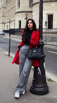 Red Peacoat Outfit, Red Work Outfit, Red Trench Coat Outfit, Red Heels Outfit, Red Coat Outfit, Fall And Christmas, New York Outfit, Casual Chic Outfits, Outfit Red