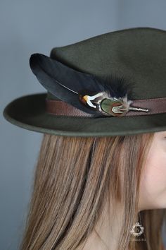 If you would like tracking, add this service in the drop down menu at checkout. There is an additional charge for this to cover the extra cost of delivery   Key features  - We have many unique feather hat pins, to see more of our designs click this link: - All hat pins are pre-made and packaged ready to be shipped within 2 working days.  - Our Hat pins are handmade by us and ready to be shipped from our workshop in France - Perfect for every occasion. The pin is secure and will not slip off when Feather Hat Pins, Mid Century Victorian, Rock Lee, Feather Hat, Rock N’roll, Boho Accessories, Black Feathers, Stick Pins, Rock Roll